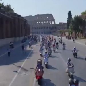 Η Ιταλία γιορτάζει την 80η επέτειο της Vespa: Εντυπωσιακές εικόνες με 15.000 σκούτερ που κατακλύζουν τη Ρώμη