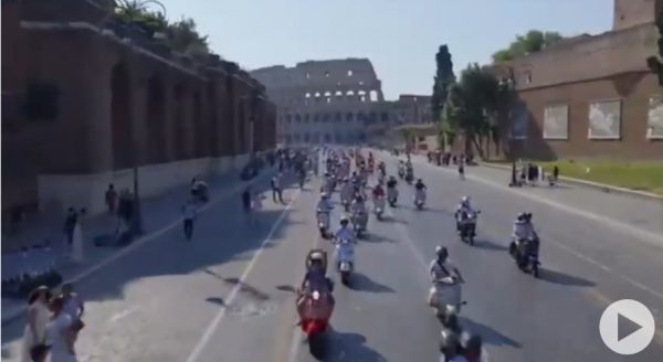 Η Ιταλία γιορτάζει την 80η επέτειο της Vespa: Εντυπωσιακές εικόνες με 15.000 σκούτερ που κατακλύζουν τη Ρώμη