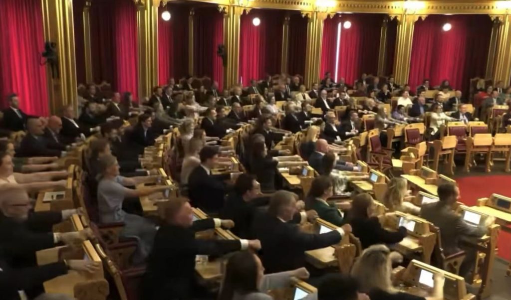 Μουντιάλ 2026: Το αεροπλάνο που έκλεψε την παράσταση, οι βουλευτές που τραβούσαν κουπί και τα μαθήματα των Νορβηγών στους Σκωτσέζους