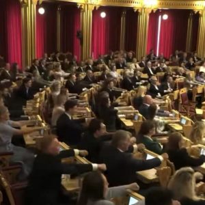Μουντιάλ 2026: Το αεροπλάνο που έκλεψε την παράσταση, οι βουλευτές που τραβούσαν κουπί και τα μαθήματα των Νορβηγών στους Σκωτσέζους