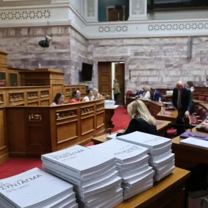 Συνταγματική Αναθεώρηση: Στο τραπέζι προσιτή στέγη, περιβάλλον και αμβλώσεις – Οι προτάσεις ΝΔ και ΠΑΣΟΚ