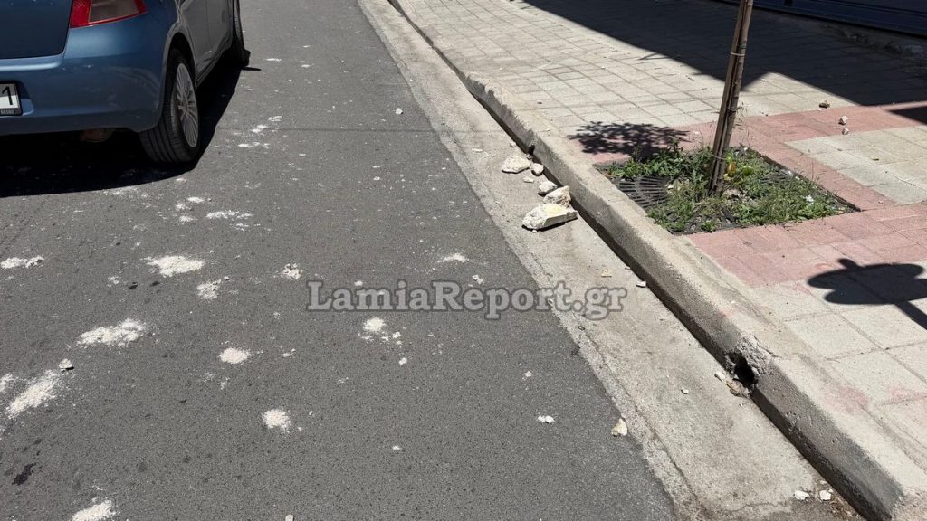 Λαμία: Επικίνδυνη «βροχή» σοβάδων σε κεντρικό δρόμο (ΦΩΤΟ)