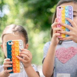 Τέλος τα social media για παιδιά κάτω των 16 ετών στη Βρετανία: Τα πιο αυστηρά μέτρα παγκοσμίως ανακοίνωσε ο Στάρμερ