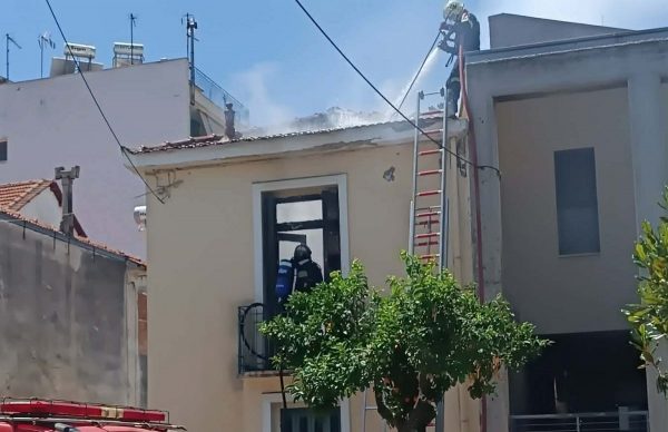 Βόλος: Πυρκαγιά σε σπίτι κοντά σε δημοτικό σχολείο