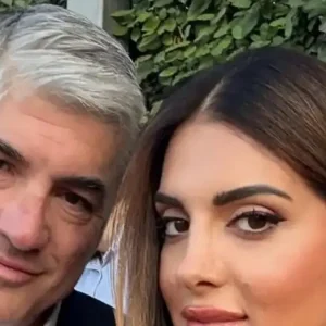 Η Σταματίνα Τσιμτσιλή με τον σύζυγό της Θέμη Σοφό στην αποφοίτηση της 11χρονης κόρης τους