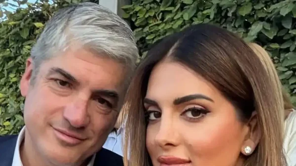 Η Σταματίνα Τσιμτσιλή με τον σύζυγό της Θέμη Σοφό στην αποφοίτηση της 11χρονης κόρης τους