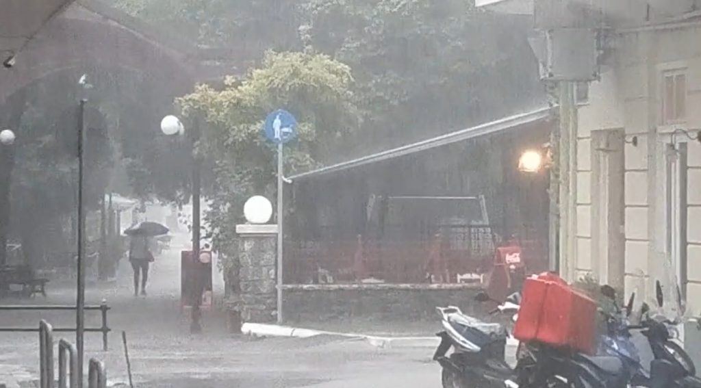 Τρίπολη: «Βροχή» οι κλήσεις στην Πυροσβεστική μετά τη μεσημεριανή καταιγίδα – Πλημμύρισαν δρόμοι και υπόγεια