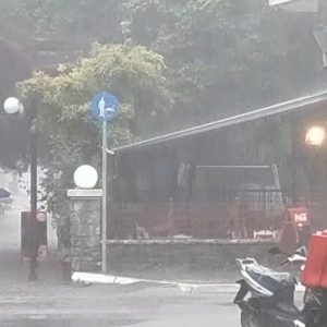 Τρίπολη: «Βροχή» οι κλήσεις στην Πυροσβεστική μετά τη μεσημεριανή καταιγίδα – Πλημμύρισαν δρόμοι και υπόγεια