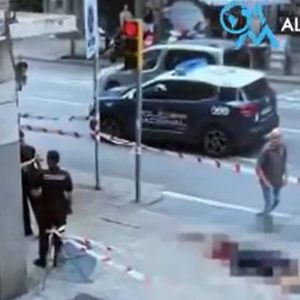 Αναστάτωση στη Βαρκελώνη εν μέσω επίσκεψης του πάπα Λέων ΙΔ', δολοφονήθηκε άνδρας έξω από Αστυνομικό Τμήμα