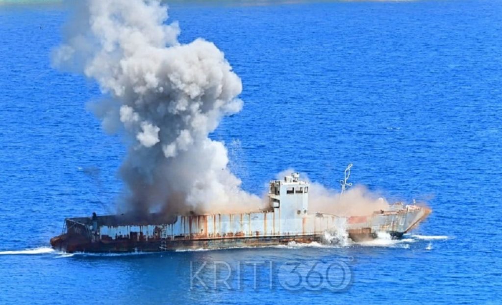 Χανιά: Στον βυθό του Αποκόρωνα το «Φολέγανδρος» – Εντυπωσιακές εικόνες και βίντεο από την ιστορική πόντιση του αρματαγωγού
