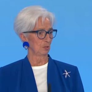 Η Λαγκάρντ προειδοποιεί για κινδύνους στην ανάπτυξη και ανοδικές πιέσεις στον πληθωρισμό