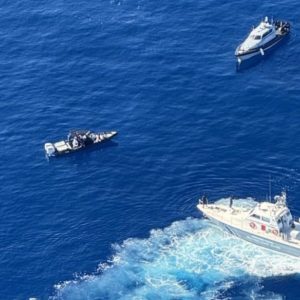Λιμενικό: Πολύωρη καταδίωξη ταχύπλοου που μετέφερε 15 αλλοδαπούς από τουρκικά χωρικά ύδατα, ακινητοποιήθηκε στο νοτιοανατολικό άκρο της Κέρου