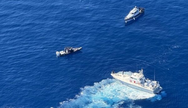 Λιμενικό: Πολύωρη καταδίωξη ταχύπλοου που μετέφερε 15 αλλοδαπούς από τουρκικά χωρικά ύδατα, ακινητοποιήθηκε στο νοτιοανατολικό άκρο της Κέρου