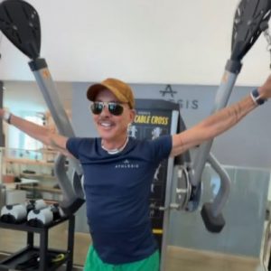 Λάκης Γαβαλάς: Γυμναστική και χορός στα 73 του – Το βίντεο από γυμναστήριο που έγινε viral στο Instagram