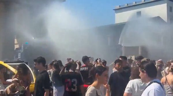 Αδιανόητες εικόνες από τον καύσωνα στην Ευρώπη: Στο Βερολίνο δροσίζονται με αύρες, οι Γάλλοι έκαναν «καταφύγιο» το ΙΚΕΑ