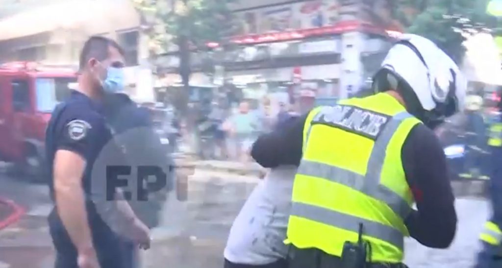 Δραματικές στιγμές στο φλεγόμενο σπίτι στην Καλλιθέα Αττικής: Ξέσπασε σε κλάματα ο γιος του ζευγαριού, φοβήθηκε ότι οι γονείς του έπαθαν κακό