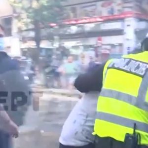 Δραματικές στιγμές στο φλεγόμενο σπίτι στην Καλλιθέα Αττικής: Ξέσπασε σε κλάματα ο γιος του ζευγαριού, φοβήθηκε ότι οι γονείς του έπαθαν κακό