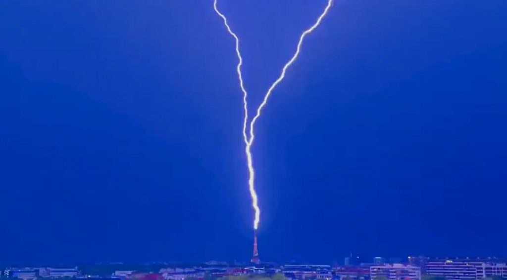 Κεραυνός χτύπησε τον Πύργο του Άιφελ εν μέσω καταιγίδας – Εντυπωσιακές εικόνες από το Παρίσι