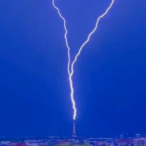 Κεραυνός χτύπησε τον Πύργο του Άιφελ εν μέσω καταιγίδας – Εντυπωσιακές εικόνες από το Παρίσι