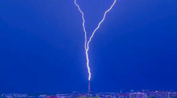 Κεραυνός χτύπησε τον Πύργο του Άιφελ εν μέσω καταιγίδας – Εντυπωσιακές εικόνες από το Παρίσι