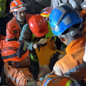 Βενεζουέλα: 21χρονος ανασύρθηκε ζωντανός μετά από 106 ώρες στα ερείπια – Η επιχείρηση απεγκλωβισμού διήρκησε 43 ώρες