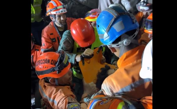 Βενεζουέλα: 21χρονος ανασύρθηκε ζωντανός μετά από 106 ώρες στα ερείπια – Η επιχείρηση απεγκλωβισμού διήρκησε 43 ώρες