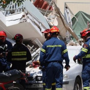Κατάρρευση πολυκατοικίας στα Πετράλωνα: Ζητούν από όλους ησυχία - Έρευνες και αγωνία για τυχόν εγκλωβισμένους