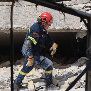 «Μία γιαγιά σε κατάσταση πανικού έλεγε "πάει το σπίτι μου"» λέει γείτονας για την πολυκατοικία που έπεσε στα Πετράλωνα