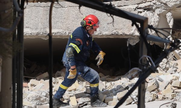 «Μία γιαγιά σε κατάσταση πανικού έλεγε "πάει το σπίτι μου"» λέει γείτονας για την πολυκατοικία που έπεσε στα Πετράλωνα