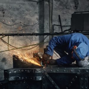 Ζητούνται τεχνίτης μετάλλων και βοηθός τεχνίτη σε σιδηρουργείο στο Αχλάδι
