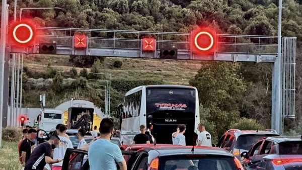 Αυτοκίνητο άρχισε να βγάζει καπνούς μέσα στις σήραγγες των Τεμπών