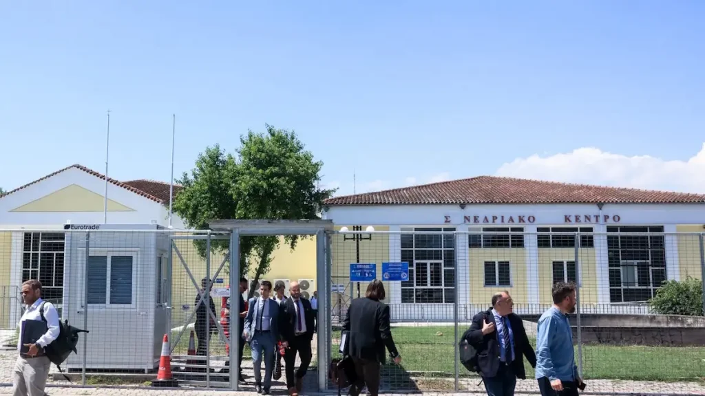 Σύλλογος Συγγενών Θυμάτων Τεμπών: «Καταγγέλλουμε την επ’ αόριστον αναβολή της δίκης του ελεγκτή της σύμβασης 717»