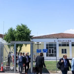 Σύλλογος Συγγενών Θυμάτων Τεμπών: «Καταγγέλλουμε την επ’ αόριστον αναβολή της δίκης του ελεγκτή της σύμβασης 717»