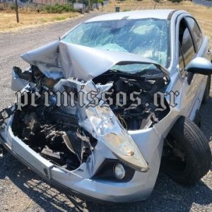 Σύγκρουση φορτηγού με ΙΧΕ - Δύο τραυματίες ο ένας σοβαρά (ΦΩΤΟ)