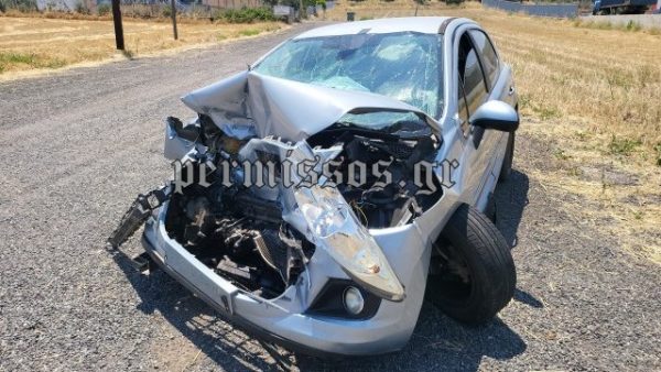 Σύγκρουση φορτηγού με ΙΧΕ - Δύο τραυματίες ο ένας σοβαρά (ΦΩΤΟ)