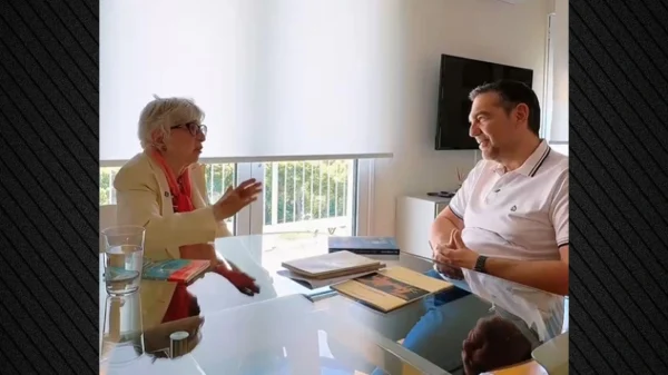 Η Θεοπούλα έγινε μέλος της ΕΛΑΣ: Το βίντεο του Τσίπρα με την Έφη Παπαθεοδώρου και η... θραύση