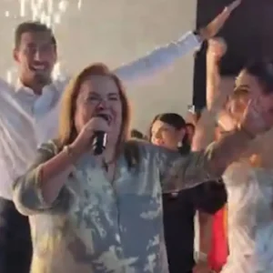 Η Έφη Θώδη τραγούδησε το «Can’t Take My Eyes Off You» και έκλεψε την παράσταση σε γαμήλια δεξίωση