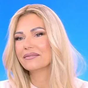 Τίνα Μεσσαροπούλου: Έχω δει τον εαυτό μου με ΑΙ να κλαίει έξω από την εντατική και τον άντρα μου σε καροτσάκι