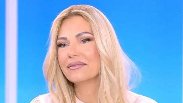 Τίνα Μεσσαροπούλου: Έχω δει τον εαυτό μου με ΑΙ να κλαίει έξω από την εντατική και τον άντρα μου σε καροτσάκι