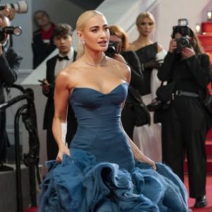 Ιωάννα Τούνη: «Σκάστε και βράστε στο ζουμί σας» λέει για τις αντιδράσεις μετά την εμφάνισή της στις Κάννες