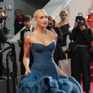Ιωάννα Τούνη: «Σκάστε και βράστε στο ζουμί σας» λέει για τις αντιδράσεις μετά την εμφάνισή της στις Κάννες
