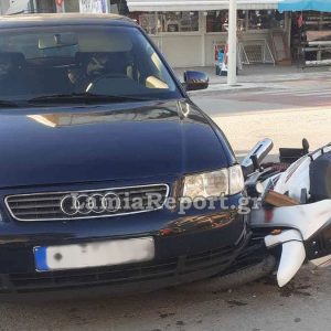Λαμία: Τραυματίστηκε ντελιβεράς σε τροχαίο - Το αυτοκίνητο του έκλεισε το δρόμο - Δείτε το βίντεο