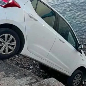 Ξέχασε το χειρόφρενο και βρήκε το αυτοκίνητό του... στη θάλασσα!