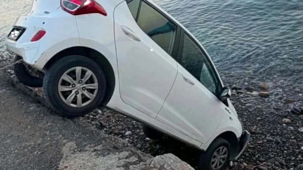 Ξέχασε το χειρόφρενο και βρήκε το αυτοκίνητό του... στη θάλασσα!