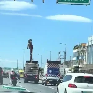 Κηφισός: Βίντεο με γερανοφόρο που «παίρνει σβάρνα» πινακίδα – Στο «παρά ένα» γλίτωσε ζευγάρι που επέβαινε σε μηχανή