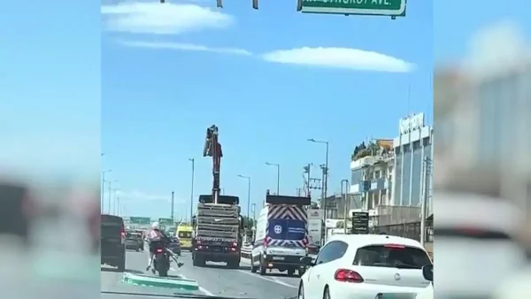 Κηφισός: Βίντεο με γερανοφόρο που «παίρνει σβάρνα» πινακίδα – Στο «παρά ένα» γλίτωσε ζευγάρι που επέβαινε σε μηχανή