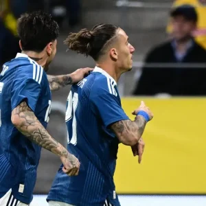 Σουηδία – Ελλάδα: Ο Κώστας Τσιμίκας έκανε το 0-1 για την Εθνική ποδοσφαίρου