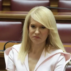 Η Θεοδώρα Τζάκρη παραιτήθηκε από τους Δημοκράτες: Ο Κασσελάκης νομιμοποιεί μία προφανή δεξιά απόκλιση