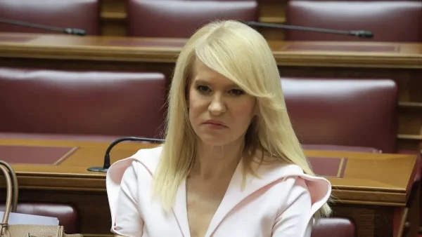 Η Θεοδώρα Τζάκρη παραιτήθηκε από τους Δημοκράτες: Ο Κασσελάκης νομιμοποιεί μία προφανή δεξιά απόκλιση