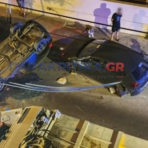 Νεαρός μετά από σύγκρουση με ταξί έπεσε σε σταθμευμένα ΙΧ και ανατράπηκε! (φωτο)